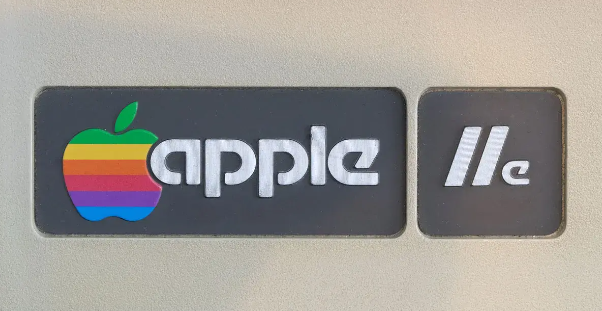 От Ньютона к монохромному силуэту. Как менялся логотип Apple за всю историю компании